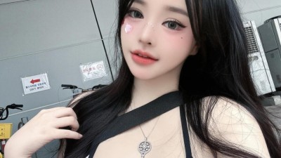 화이트 골지 비키니, 거대 가슴골, 살찌고 가슴이 더 커진 듯한 손밍