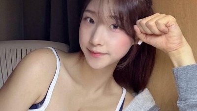 독서실, 너무 야하게 입은 명아츄 책상 눌린 가슴골