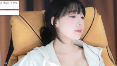 후드 집업 열고 강인경 알가슴골 노출하는 방송